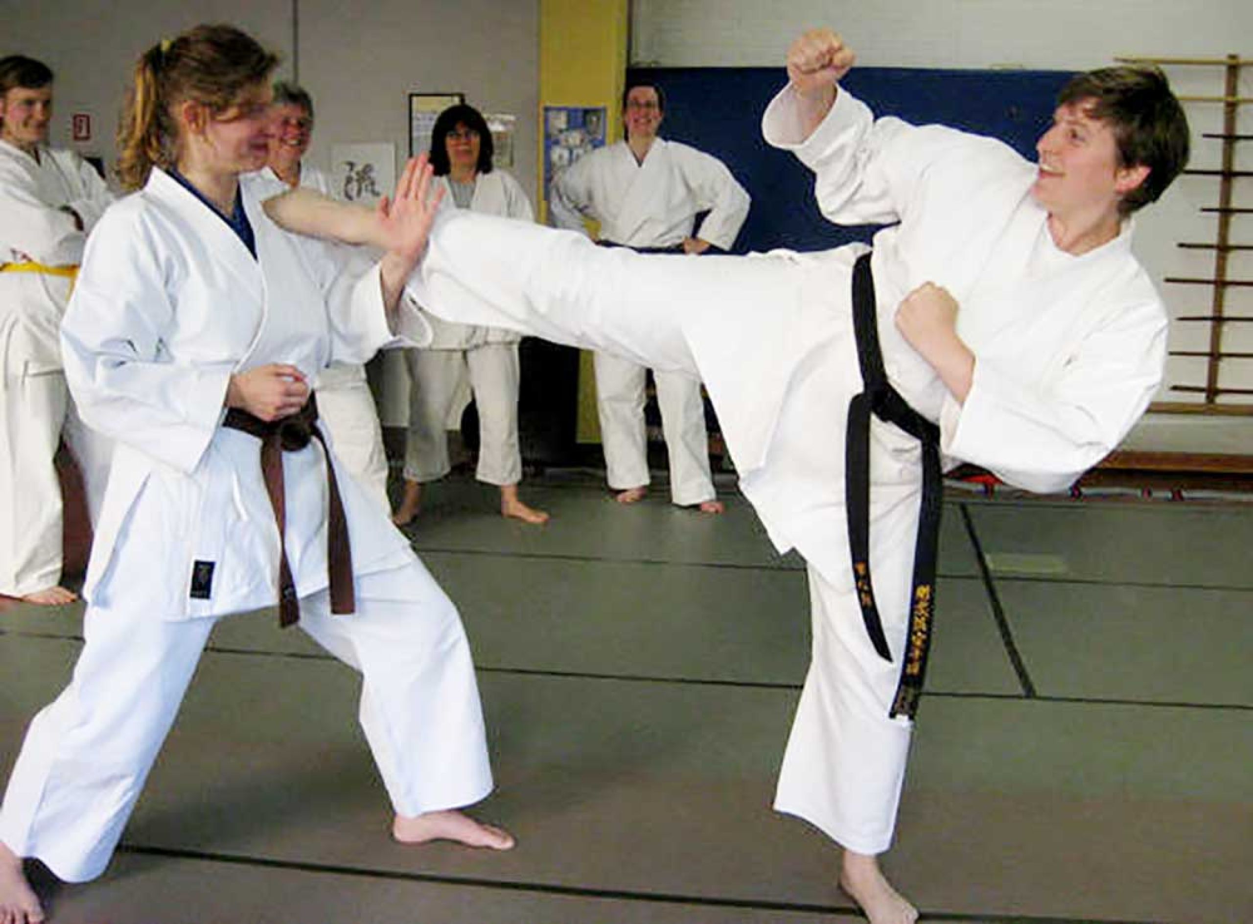 Trainerin leitet Karate-Training an